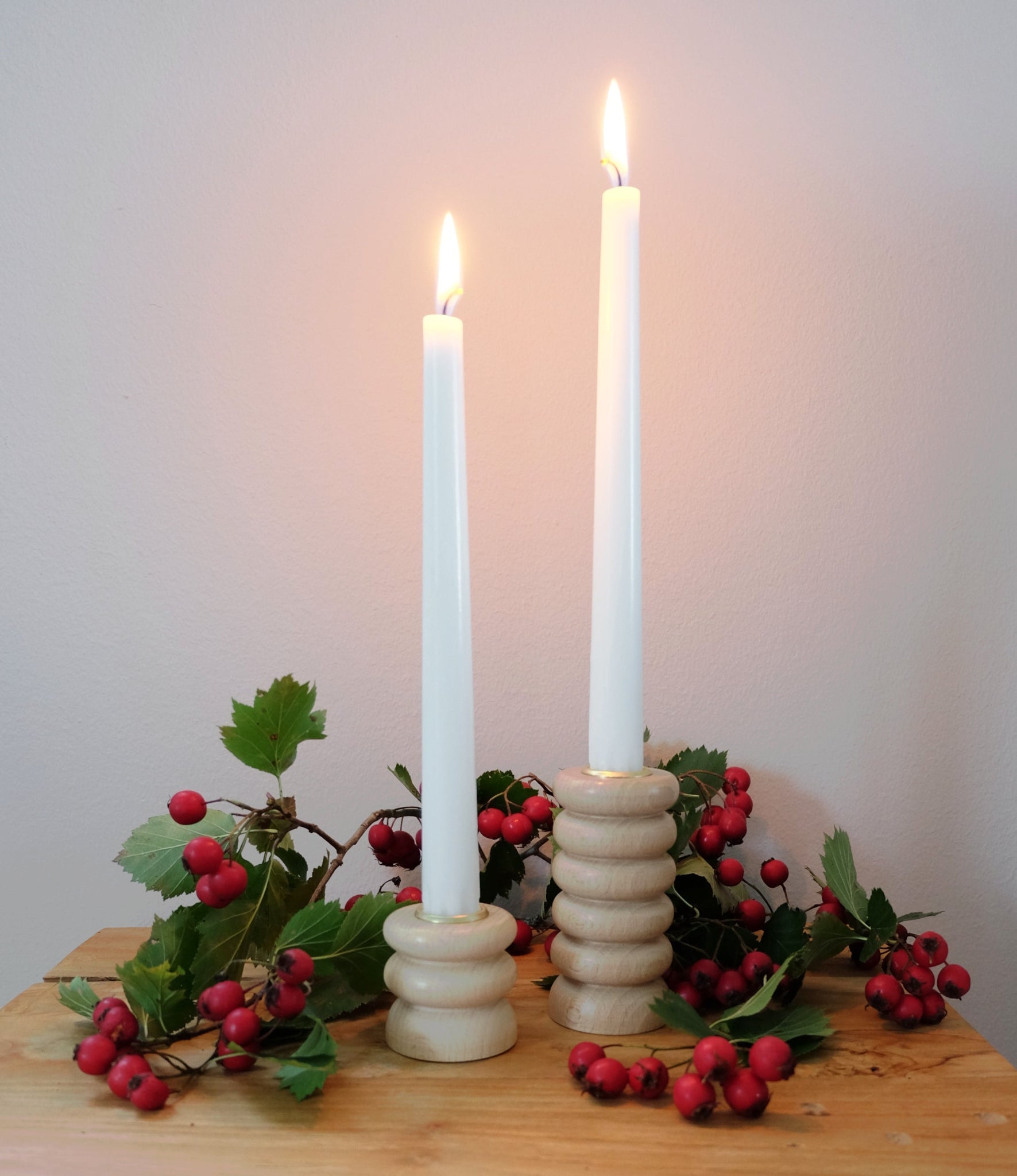 Totem matala -kynttilänjalka keskikokoisen Totem -jalan kanssa – pyökki ekolakka tekstuuri detalji