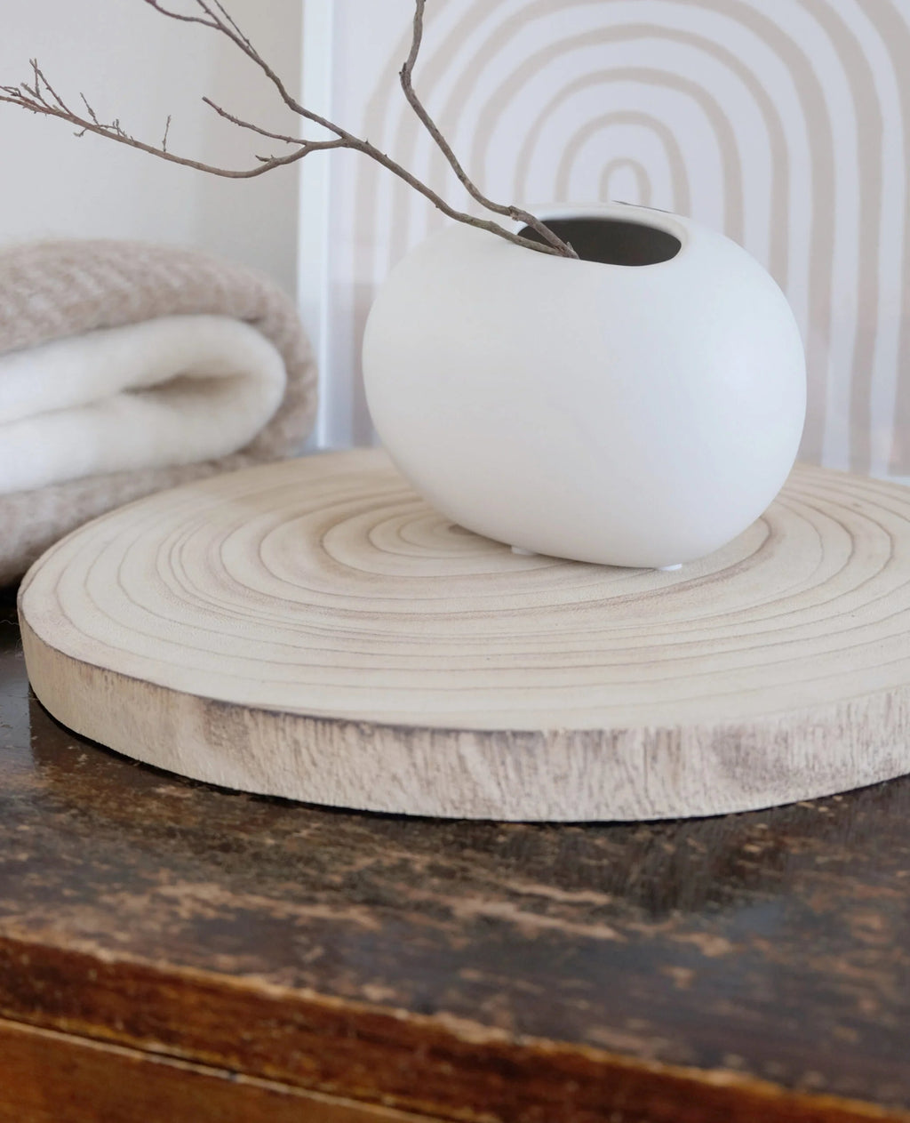 Koristealusta Wood maljakon alla – beige puualusta sisustusasetelmassa