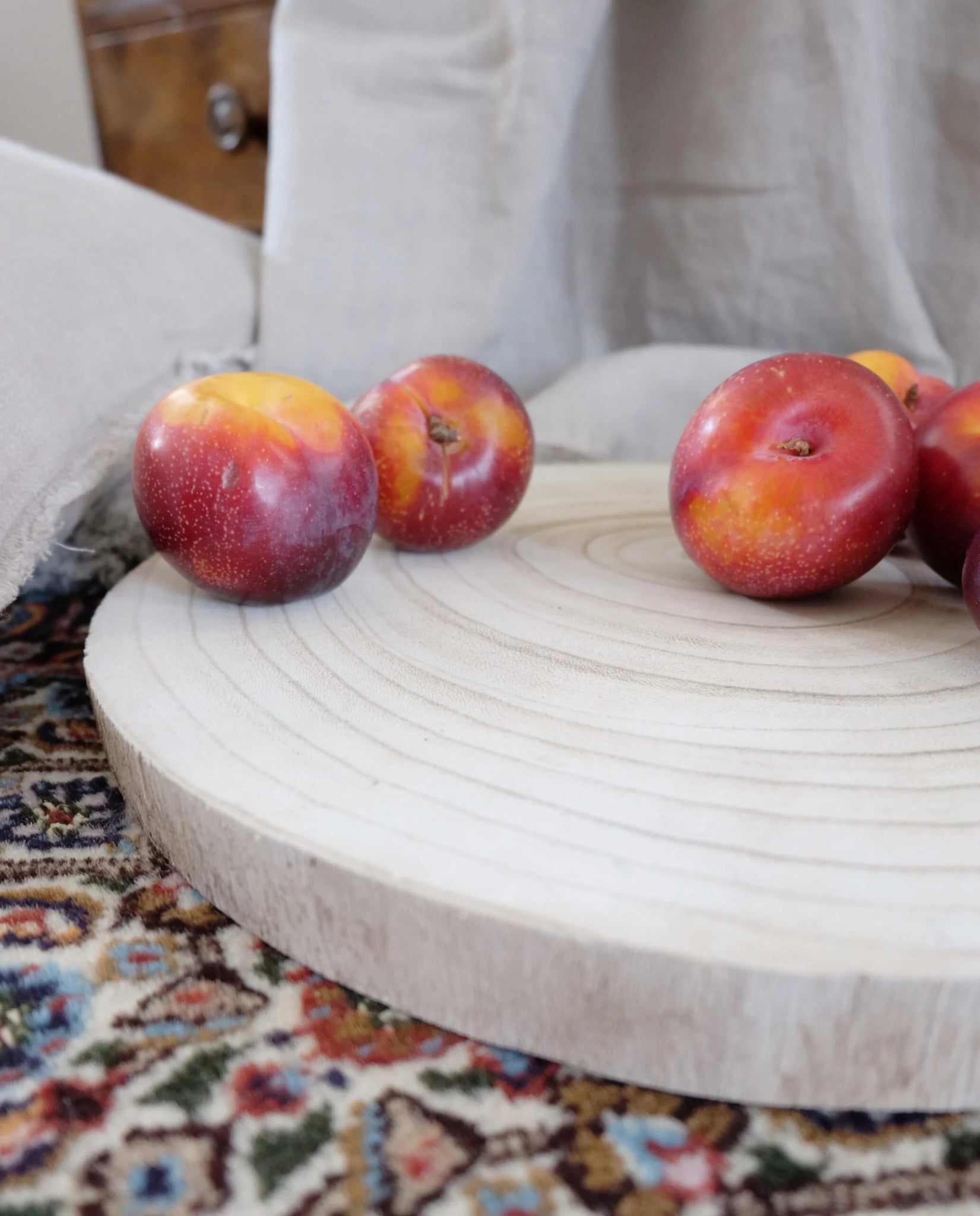 Lähikuva Koristealusta Woodin keisaripuupinnasta – vaalea tasainen puu