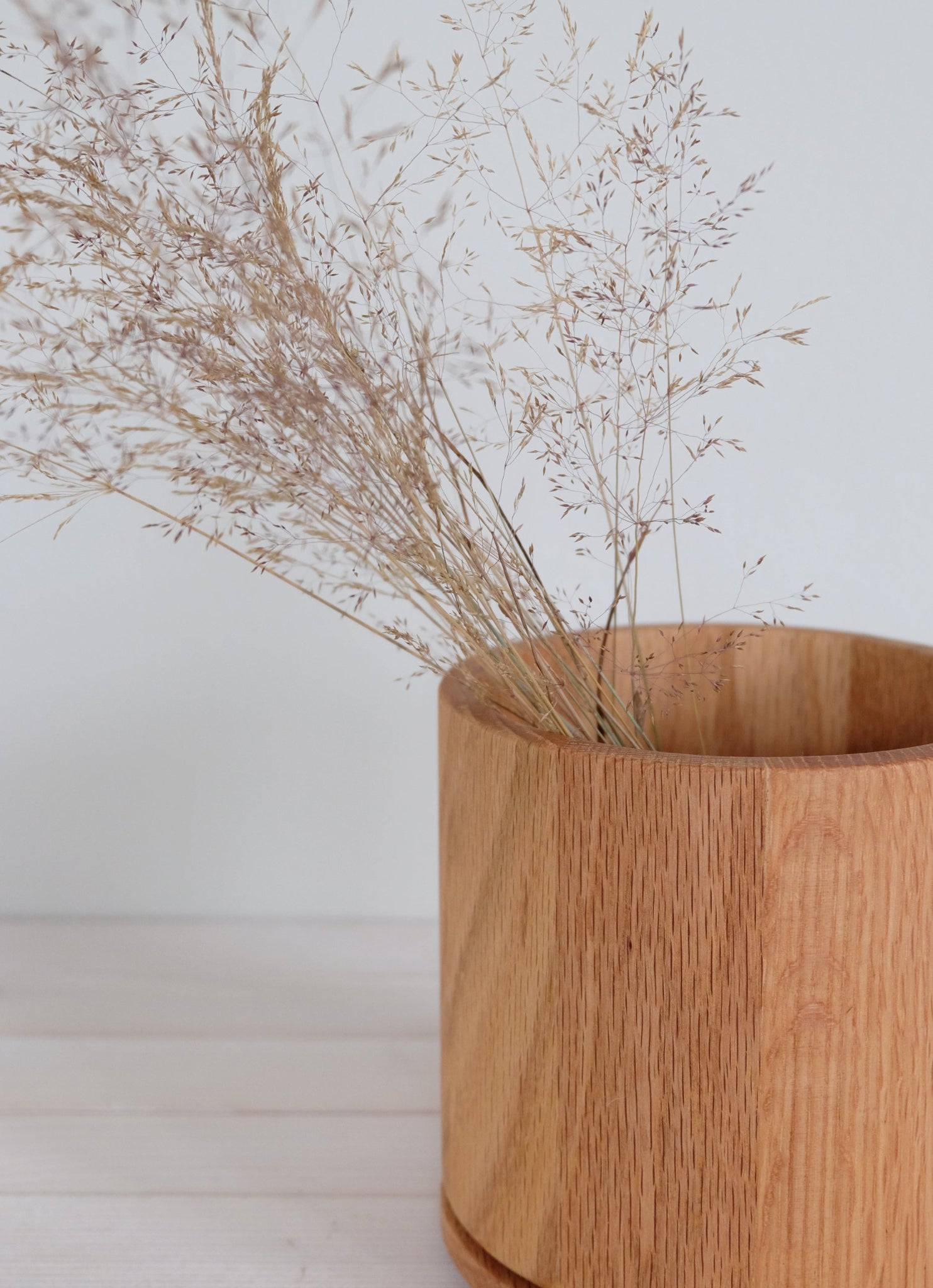 Lähikuva Oak-puupurkin puupinnasta – ruskea luonnonöljykäsittely tekstuuri detalji