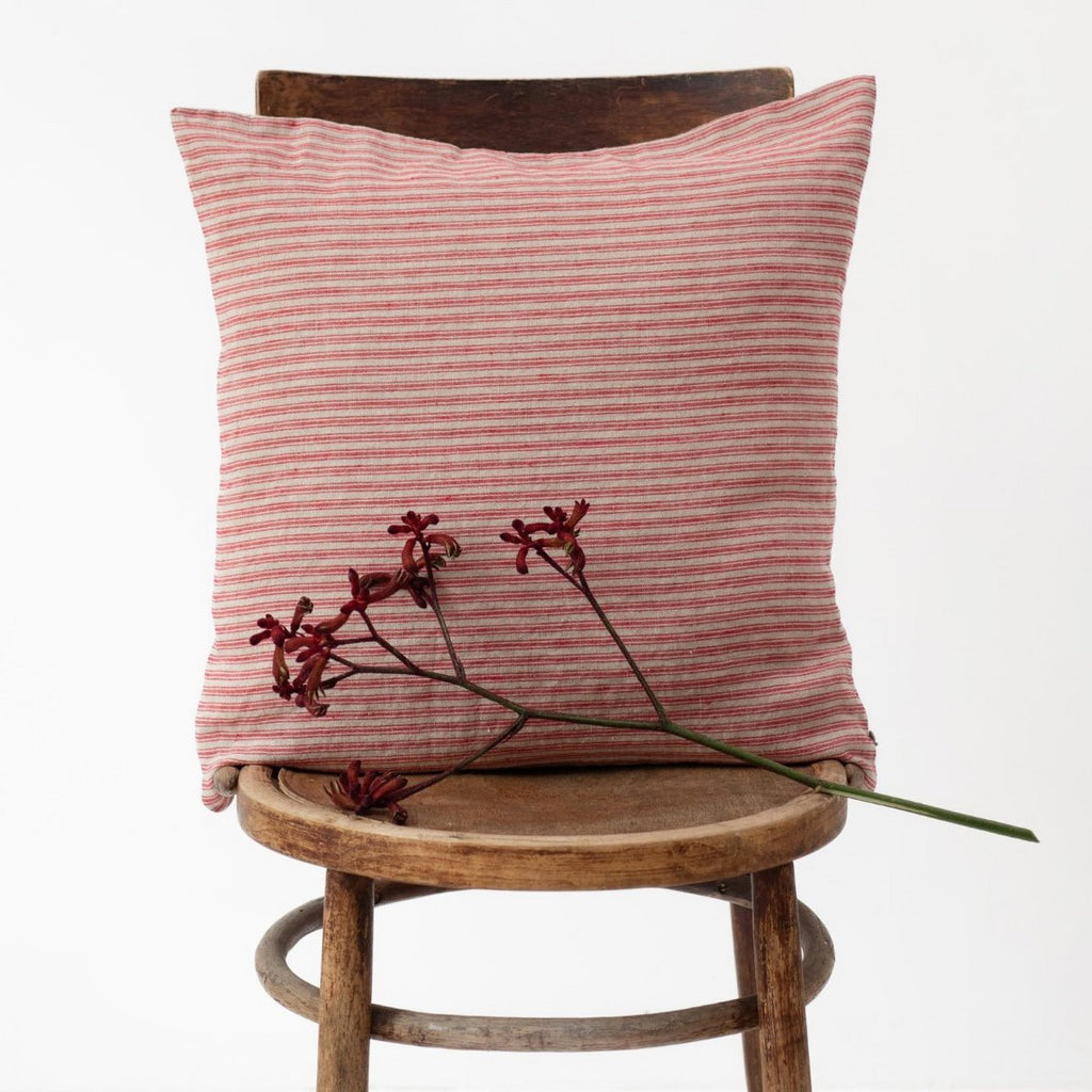 Red Natural Stripes -pellavatyynynpäällinen sisustusasetelmassa – Linen Tales, OEKO-TEX® sertifioitu