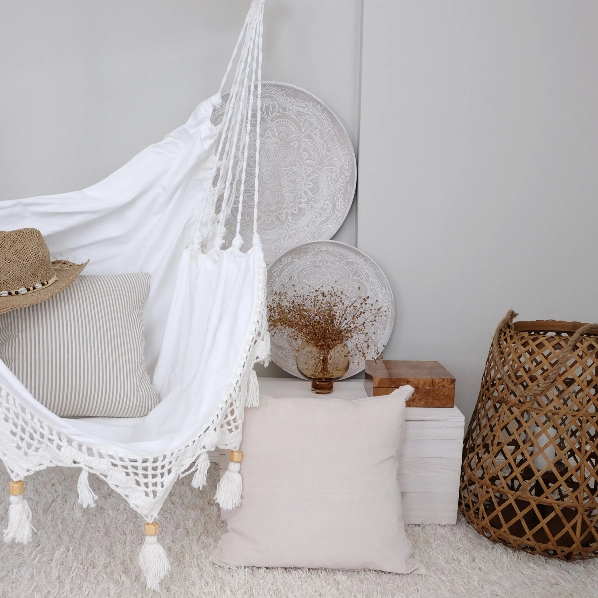 Valkoinen puuvilla-pellava riipputuoli Cotton olohuoneessa –  kantokyky 120 kg