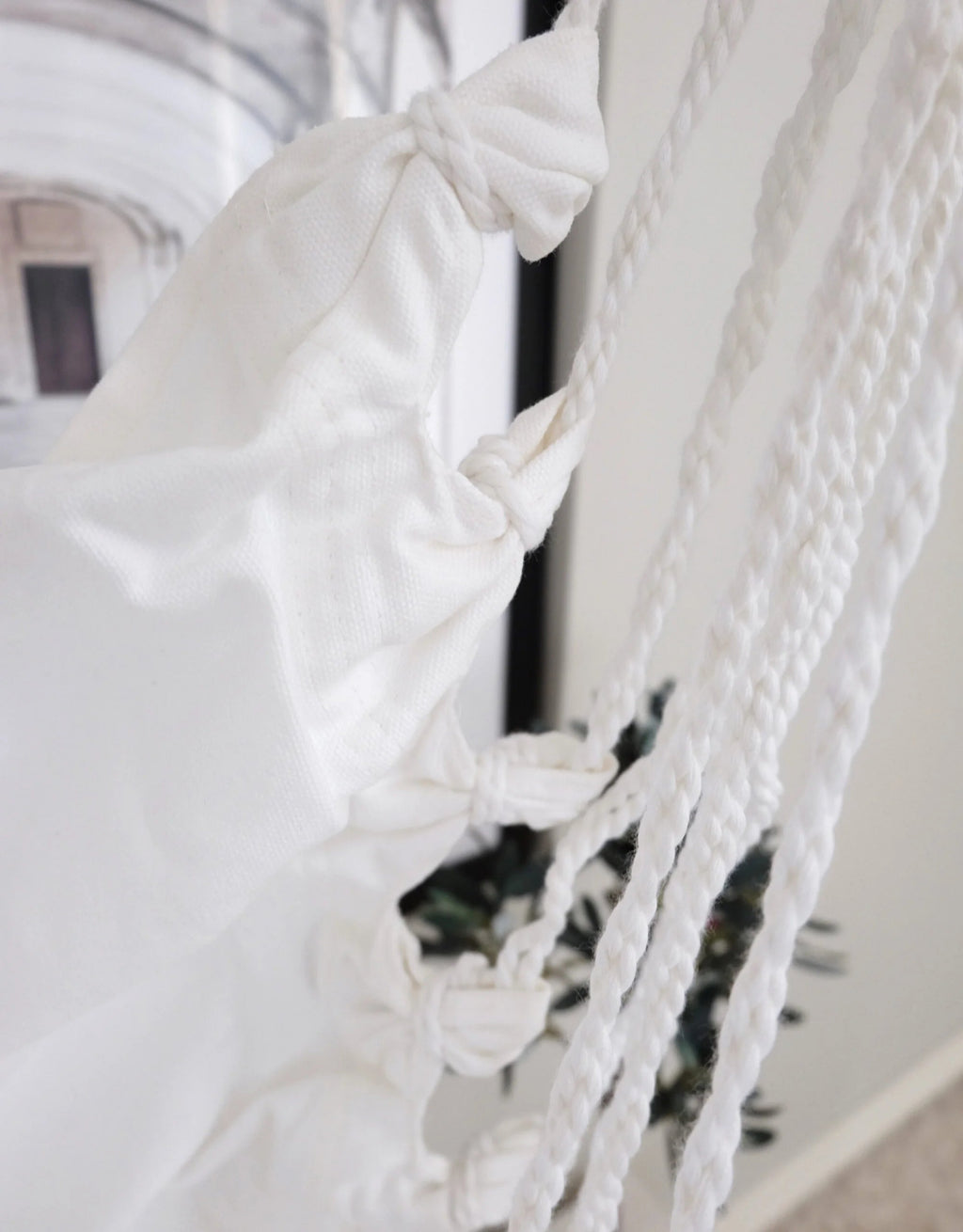 Lähikuva Cotton-riipputuolin puuvilla-pellavakudoksesta