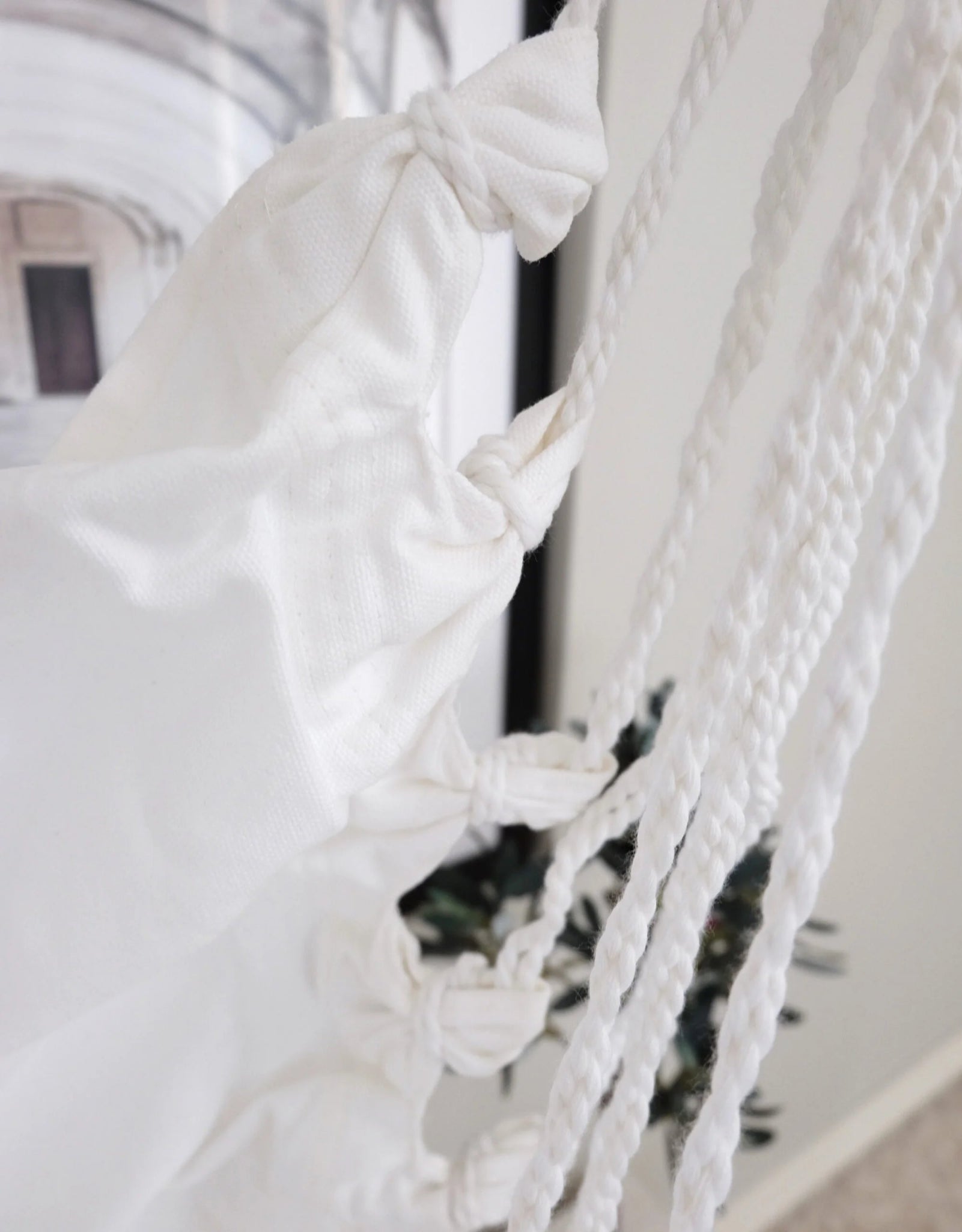 Lähikuva Cotton-riipputuolin puuvilla-pellavakudoksesta