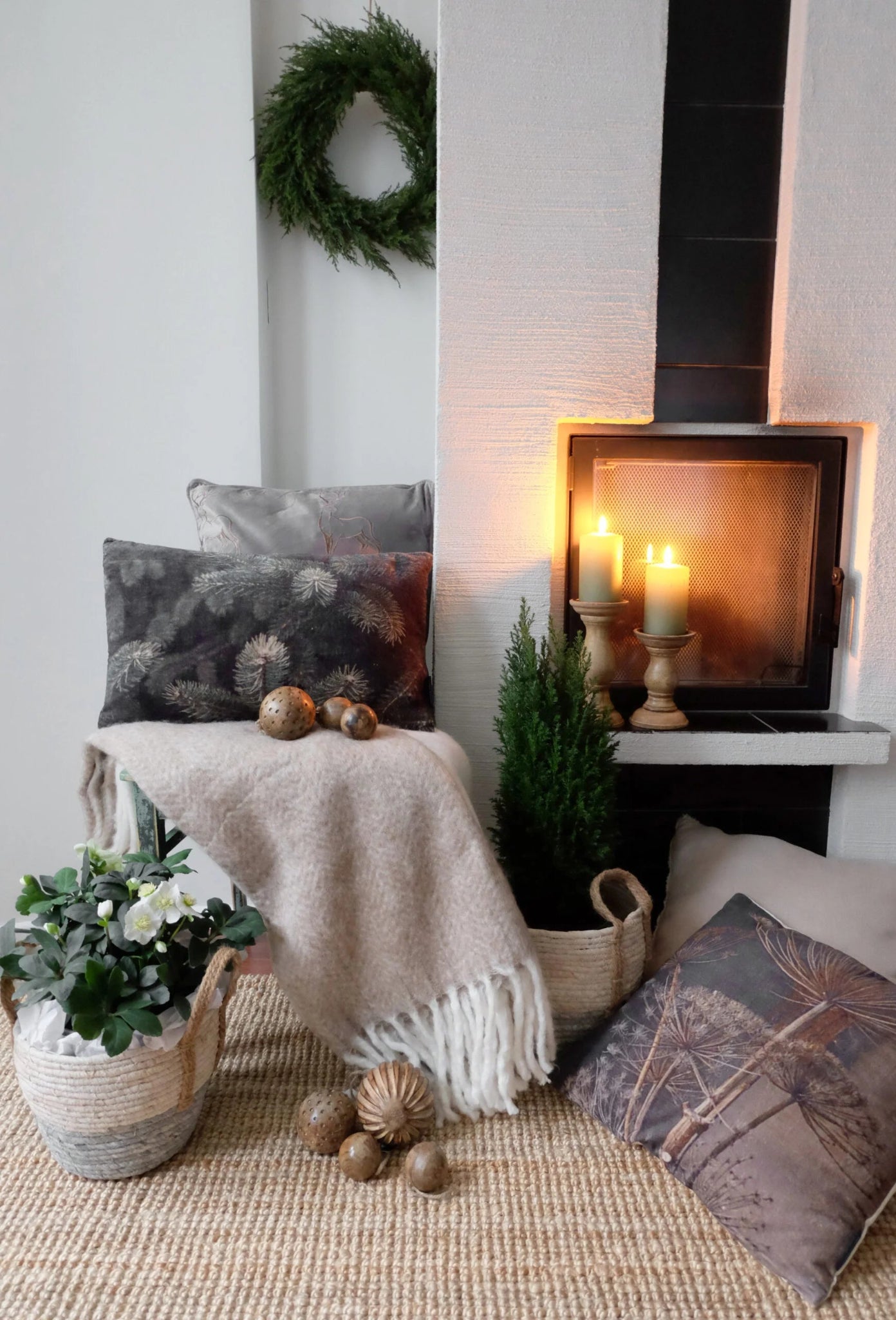 Havu-tyyny tuolilla – talvinen vihreä samettityyny olohuoneessa