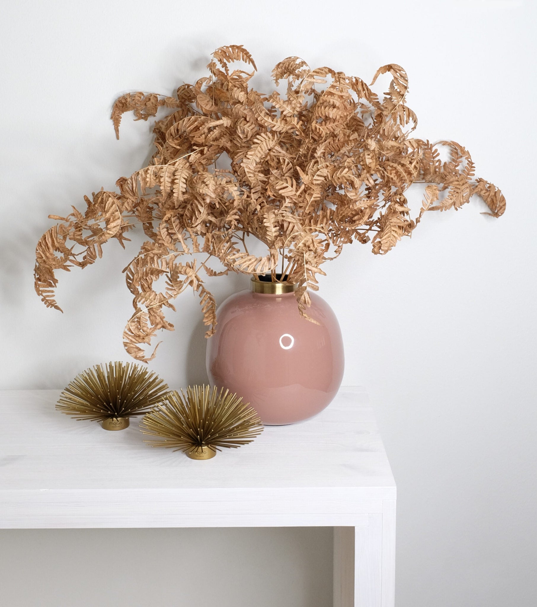 Kultainen Stardust-tähtikoriste pöytäkoristeena asetelmassa - Mojoo