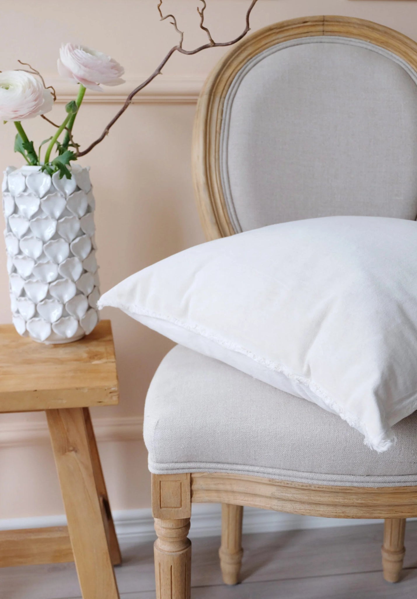 Luonnonvalkoinen sisustustyyny Boordi hapsullisella boordinauhalla – puuvillasametti/pellava, 45×45 cm, J-line by Jolipa