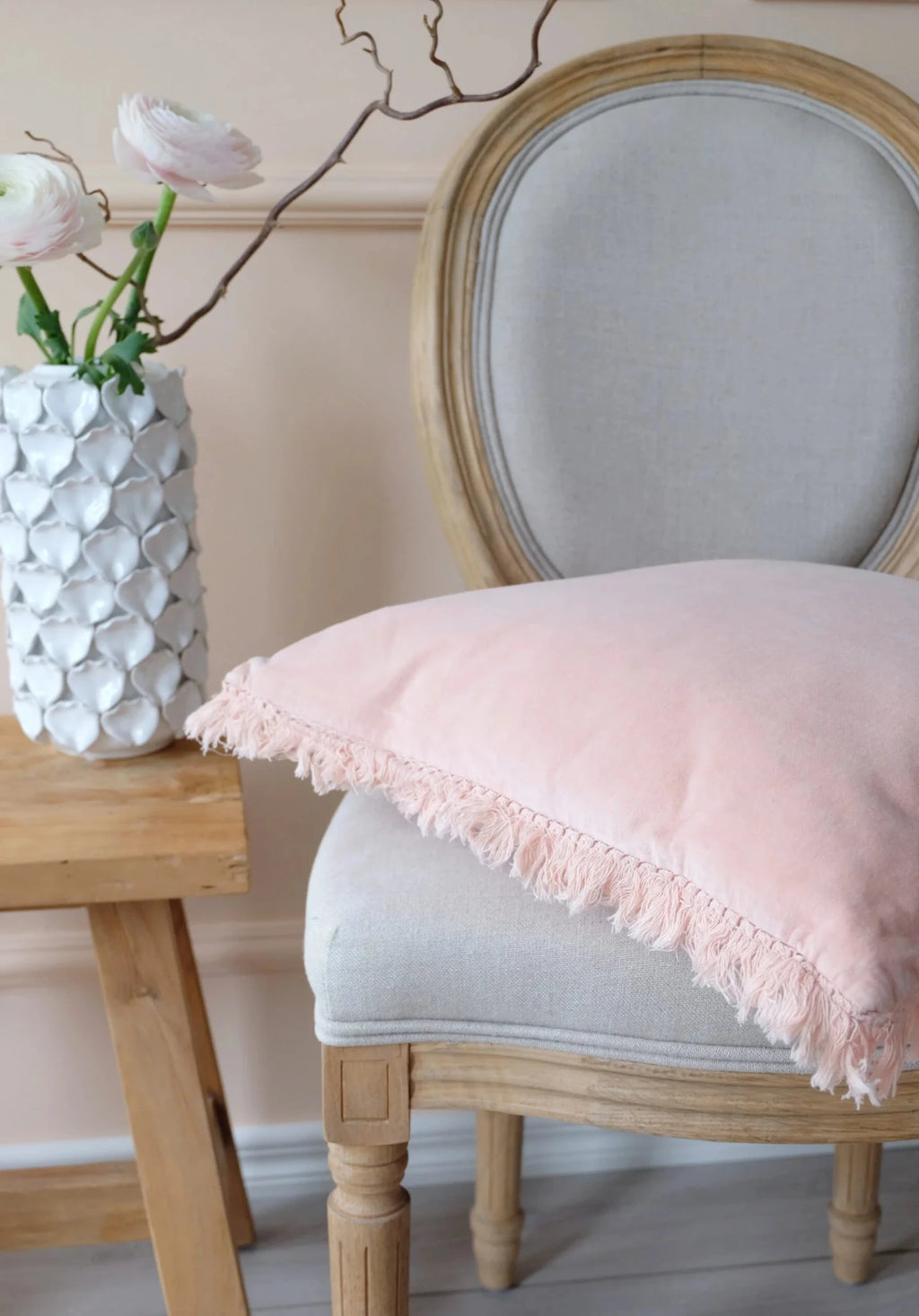 Sisustustyyny Frosty Pink hapsuboordilla – puuvillasametti edessä, pellava takana, 45×45 cm