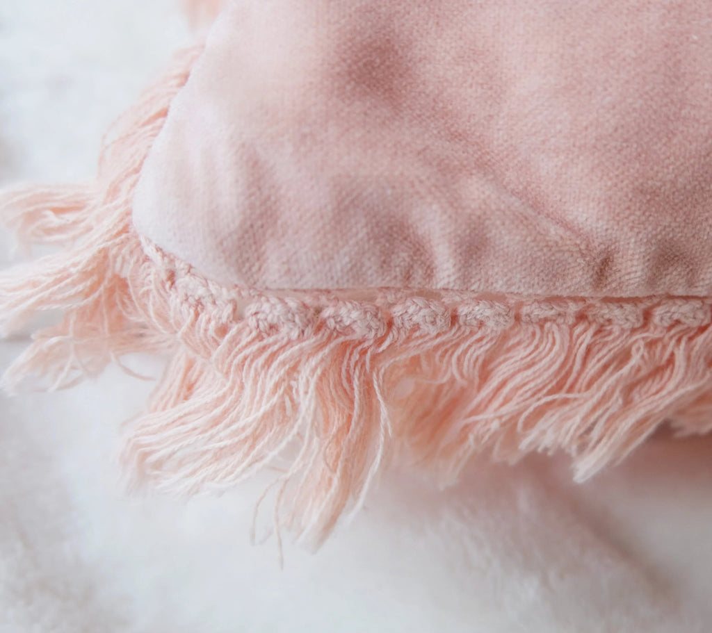 Lähikuva Frosty Pink -tyynyn hapsuboordista – pinkki reunahapsu detalji