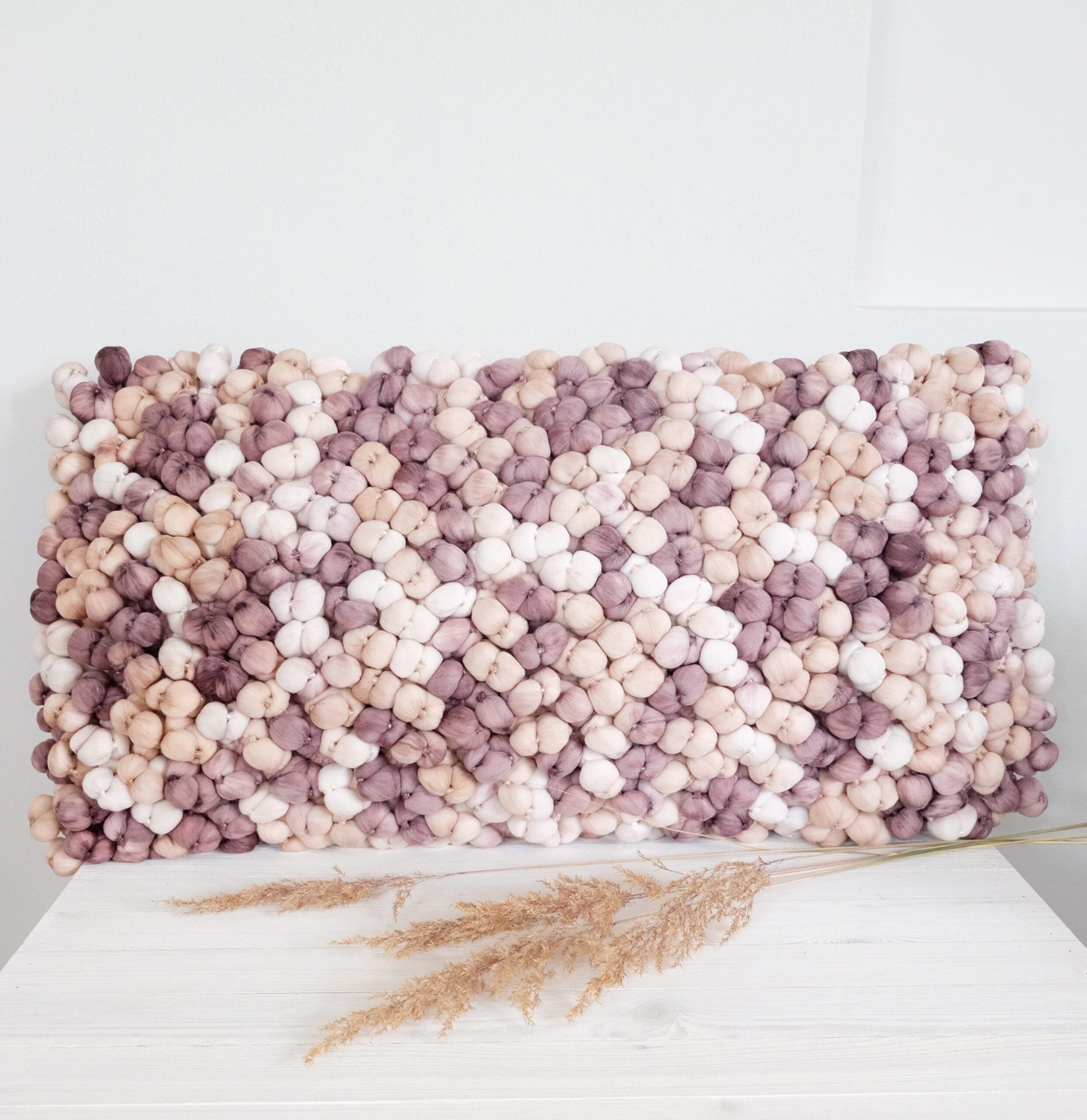 Pallopintainen sisustustyyny Galic – lila, roosa ja valkoinen, 60×30 cm