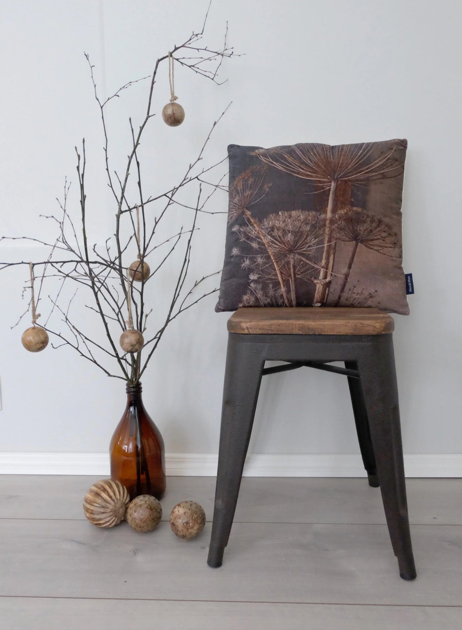 Samettinen sisustustyyny Hogweed – harmaa/ruskea/valkoinen kasviaihe, 45×45 cm