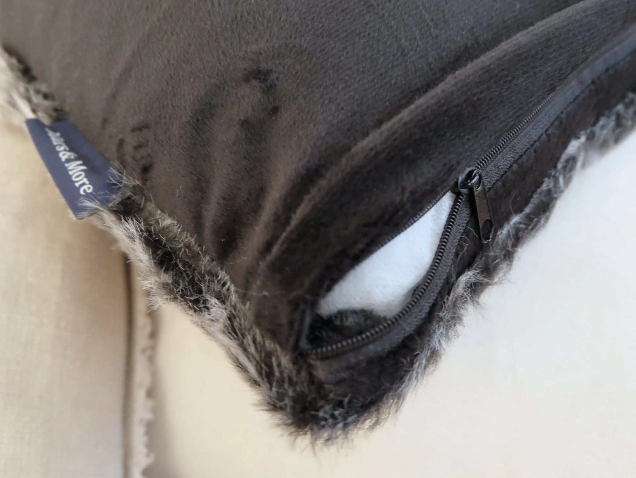 Sisustustyyny Hotel takaosa – tumma sametti ja vetoketju