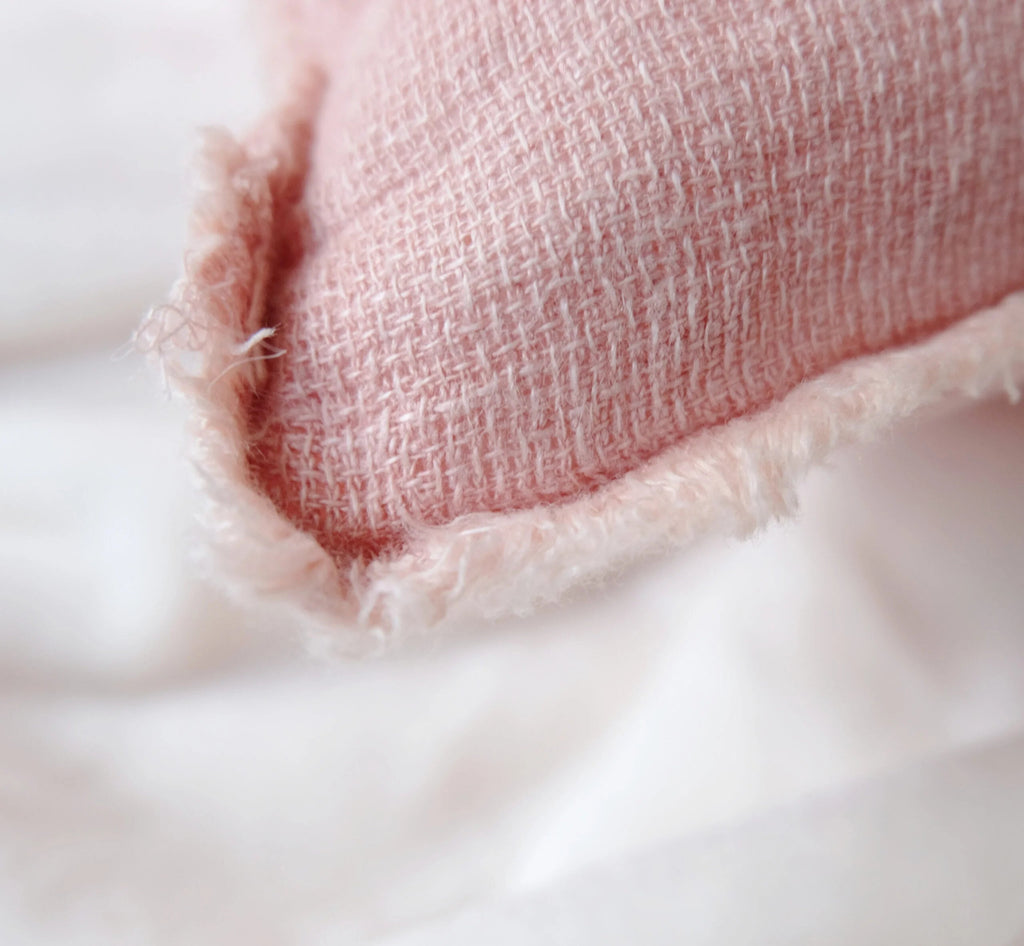 Lähikuva pellavan tekstuurista – Peach Pink sisustustyyny pintarakenne