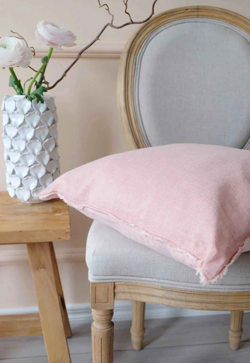 Pellavainen sisustustyyny Peach Pink hapsuilla – 45×45 cm, pinkki, J-line by Jolipa