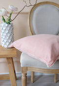 Pellavainen sisustustyyny Peach Pink hapsuilla – 45×45 cm, pinkki, J-line by Jolipa