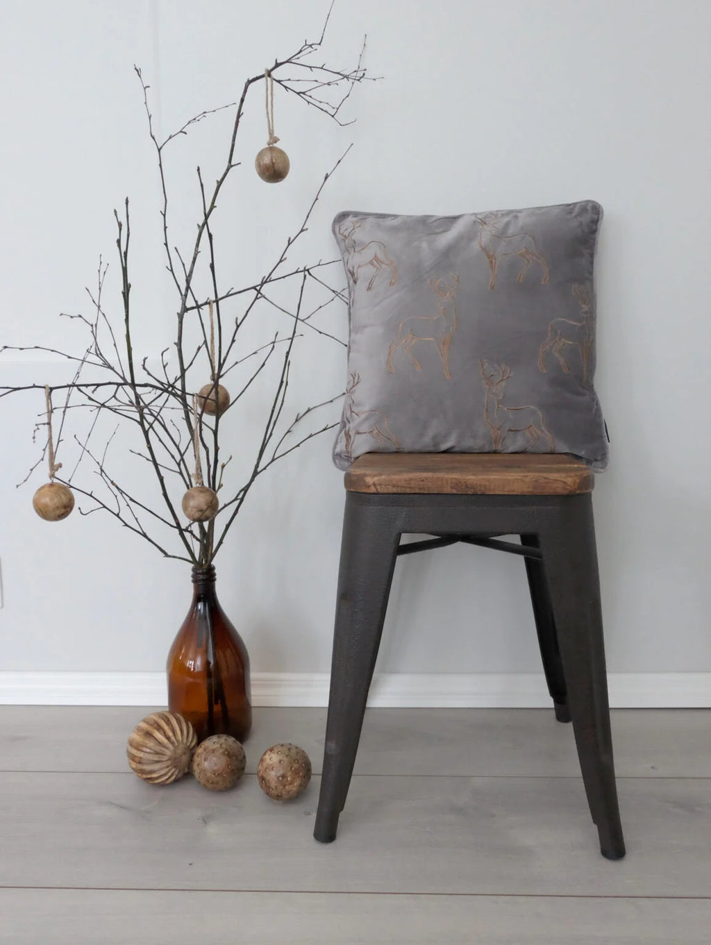 Harmaa samettinen sisustustyyny Peura brodeeratuilla peurakuvioilla – 45×45 cm