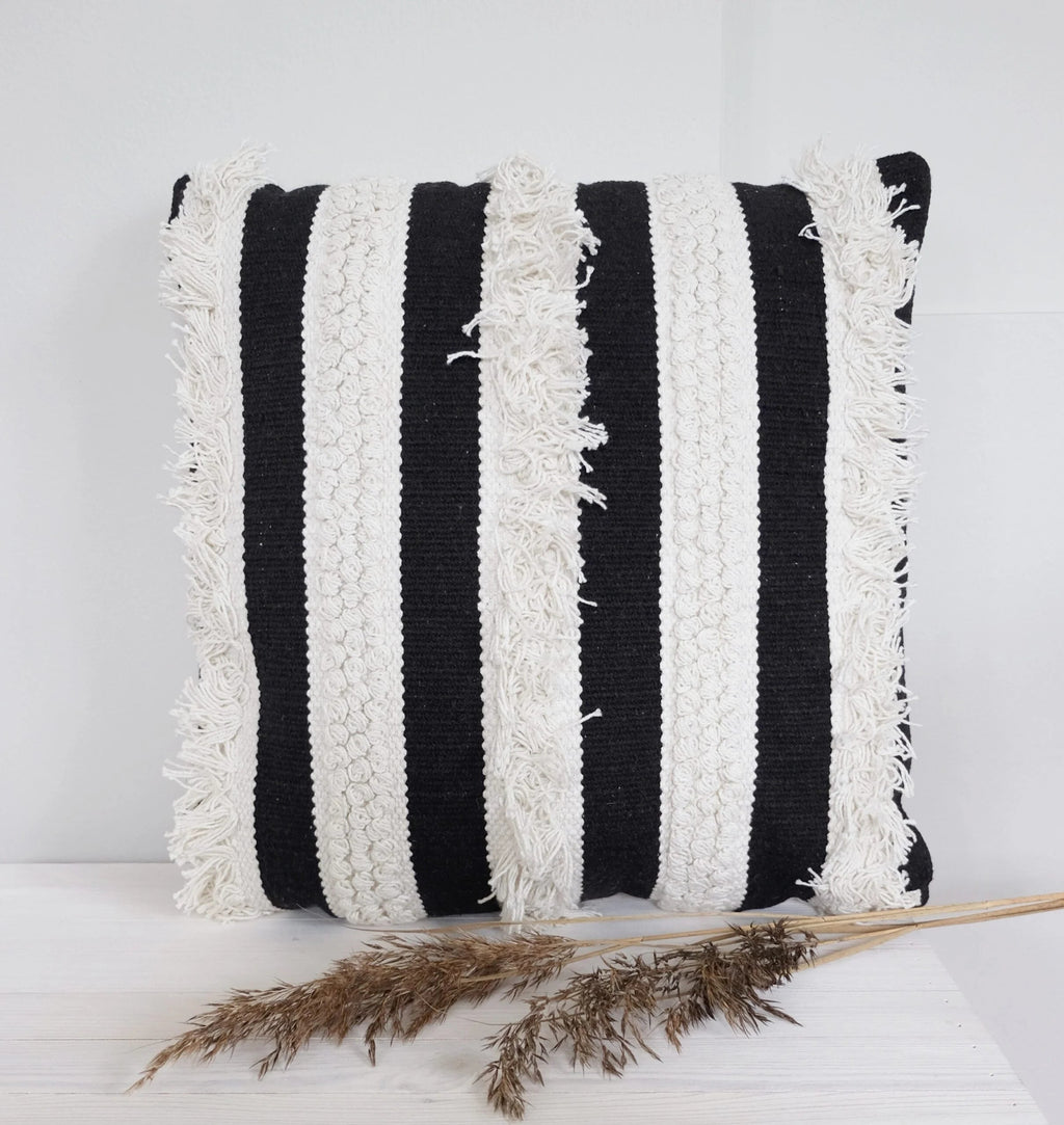Musta-valkoraidallinen sisustustyyny Raita – hapsukoriste, 45×45 cm, 100% puuvilla