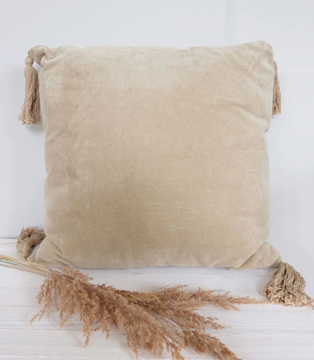 Khaki samettinen sisustustyyny Tupsu – tupsukulmilla, 45×45 cm