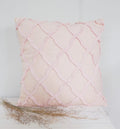 Vaaleanpunainen koristenauhasisustustyyny Wavy – vinoneliökuvio, 45×45 cm