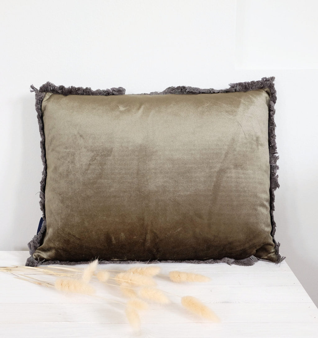 Sammaleenvihreä hapsullinen koristetyyny 45×35 cm