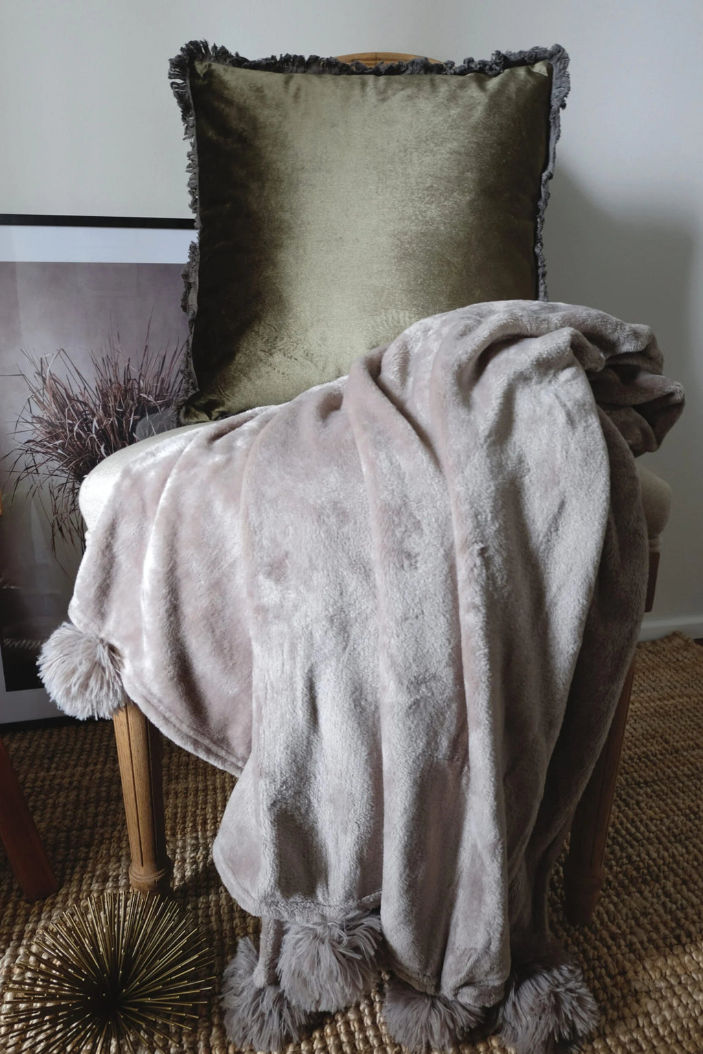Sammaleenvihreä hapsullinen koristetyyny 45×45 cm