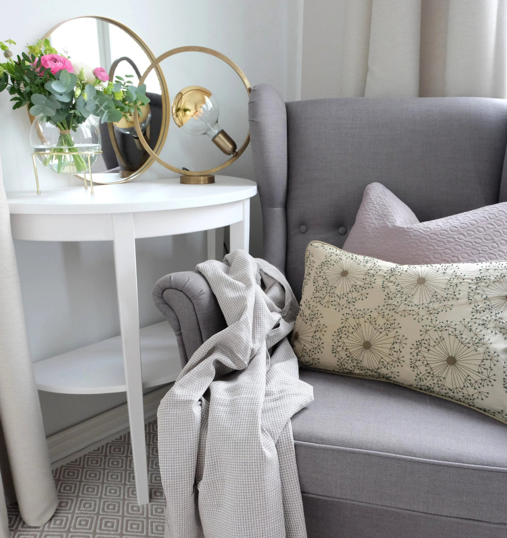 Cozy Living Dandelion -tyyny nojatuolilla – puuvillainen sisututyyny helmikoristeella