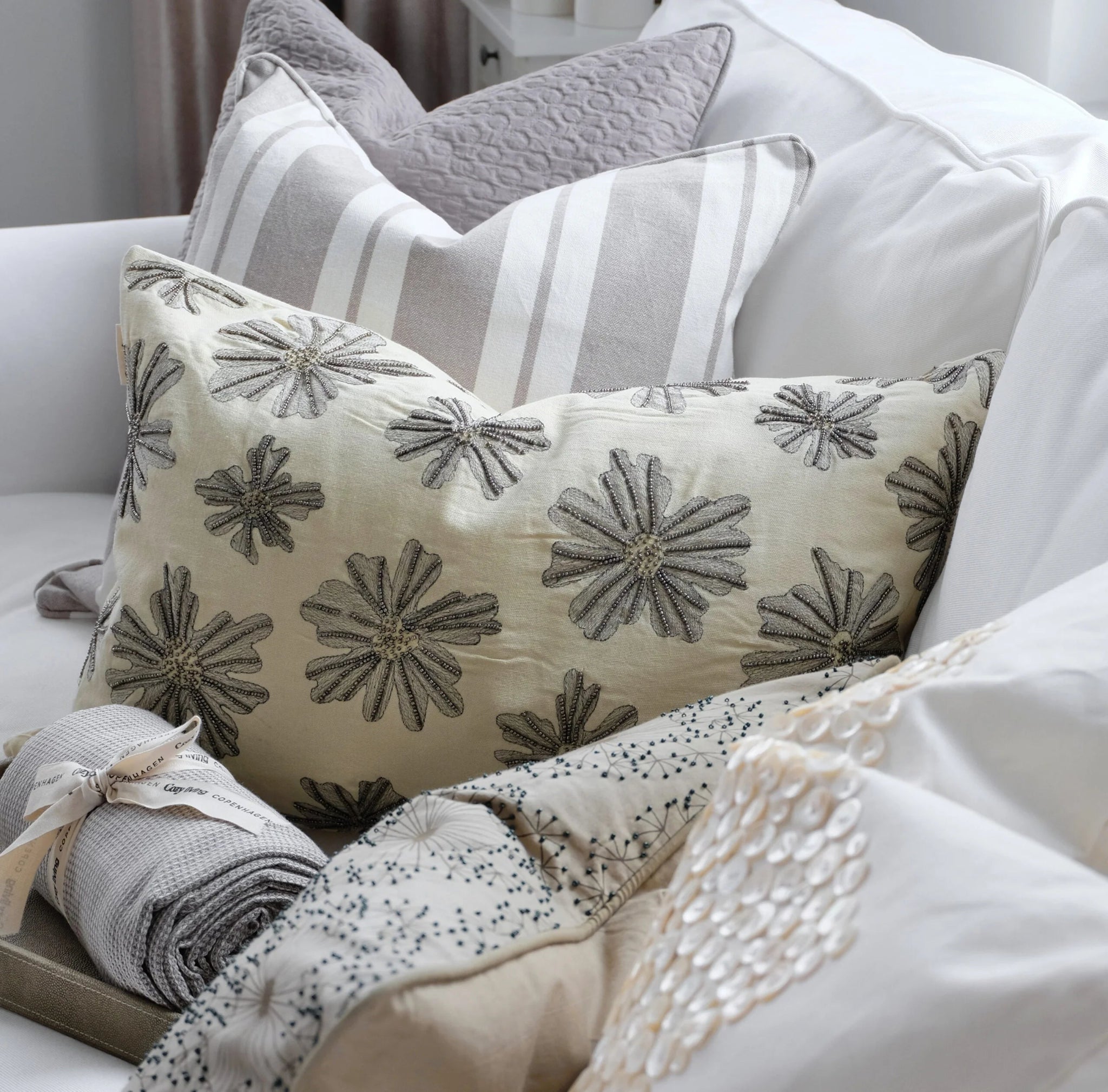 Flower-tyyny sohvalla – vaaleankeltainen kukkakuvio olohuoneessa