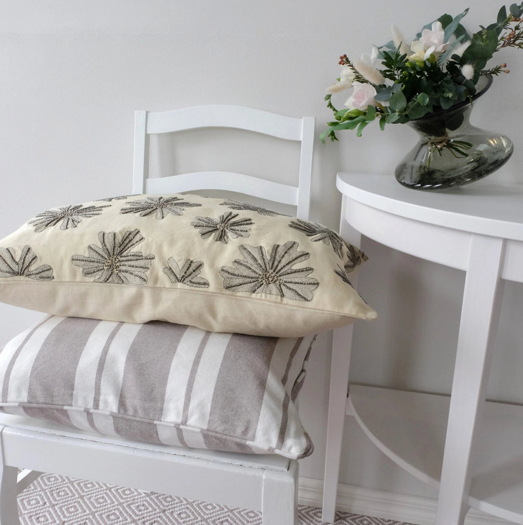 Cozy Living Flower -tyyny sivulta – puuvillainen sisustustyyny helmikoristeella