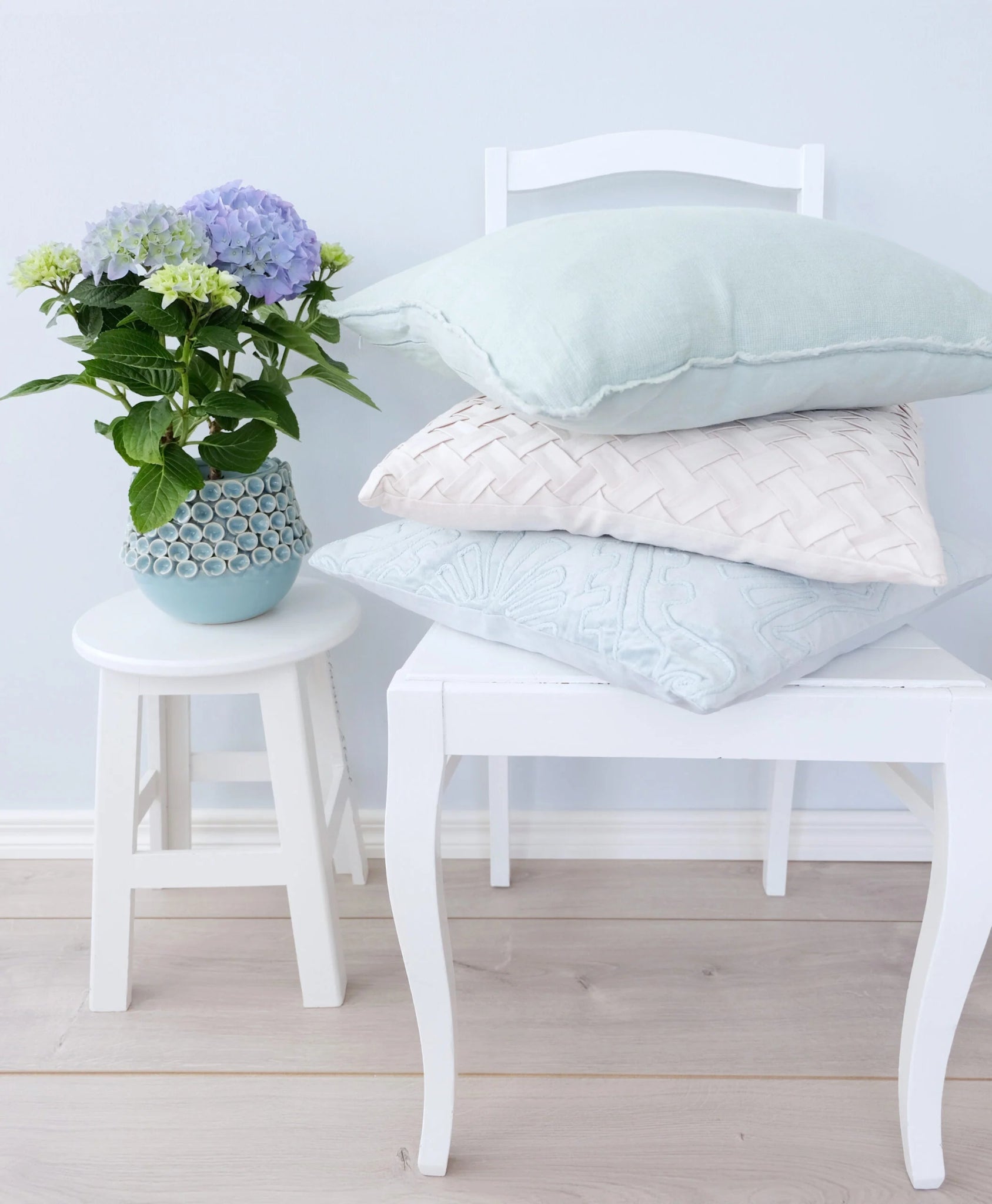 Minttu-tyyny yhdistettynä muiden tyynyjen kanssa – mintunvihreä ja luonnonvalkoinen kokonaisuus