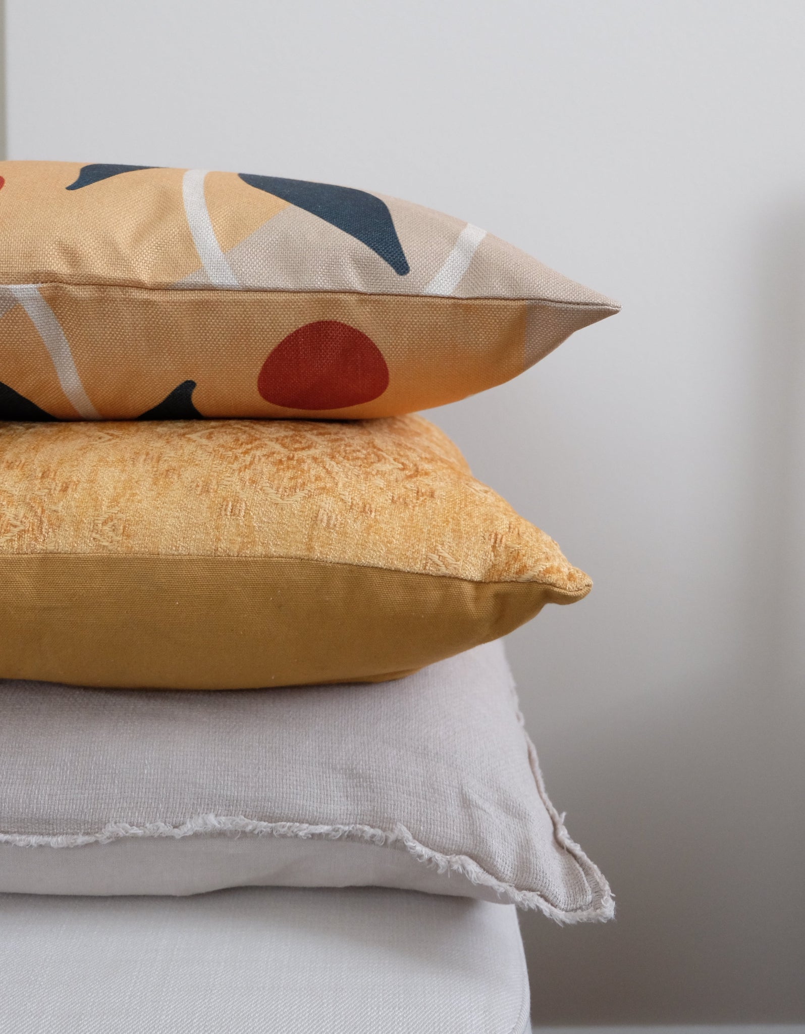 Alise-tyyny yhdistettynä muihin tyynyihin – kuviollinen oranssi beige tyynynpäällinen