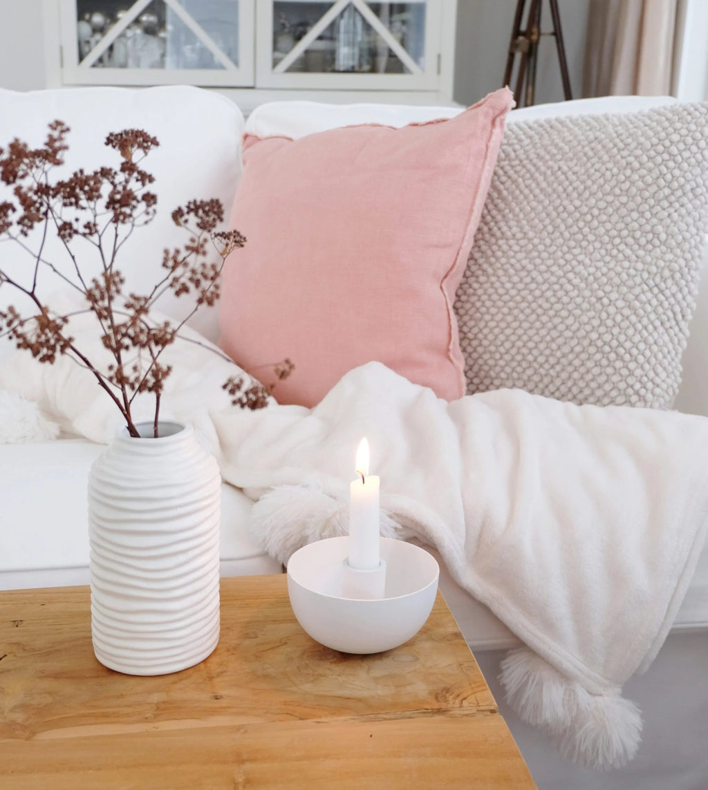 Peach Pink -tyyny sohvalla – pinkki pellavatyyny olohuoneessa