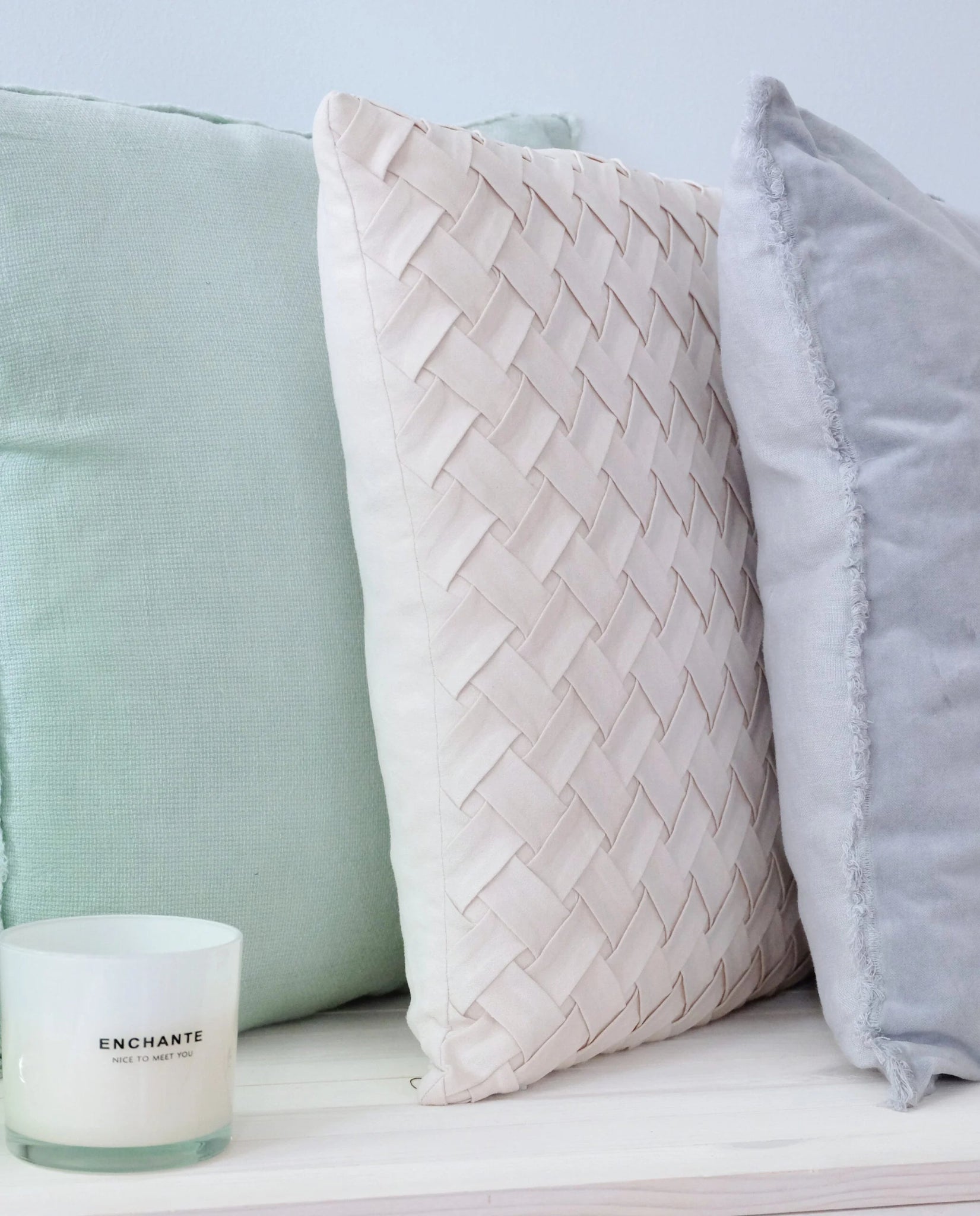 Punos-tyyny yhdistettynä muihin tyynyihin – luonnonvalkoinen punos sisustustyyny sivulta