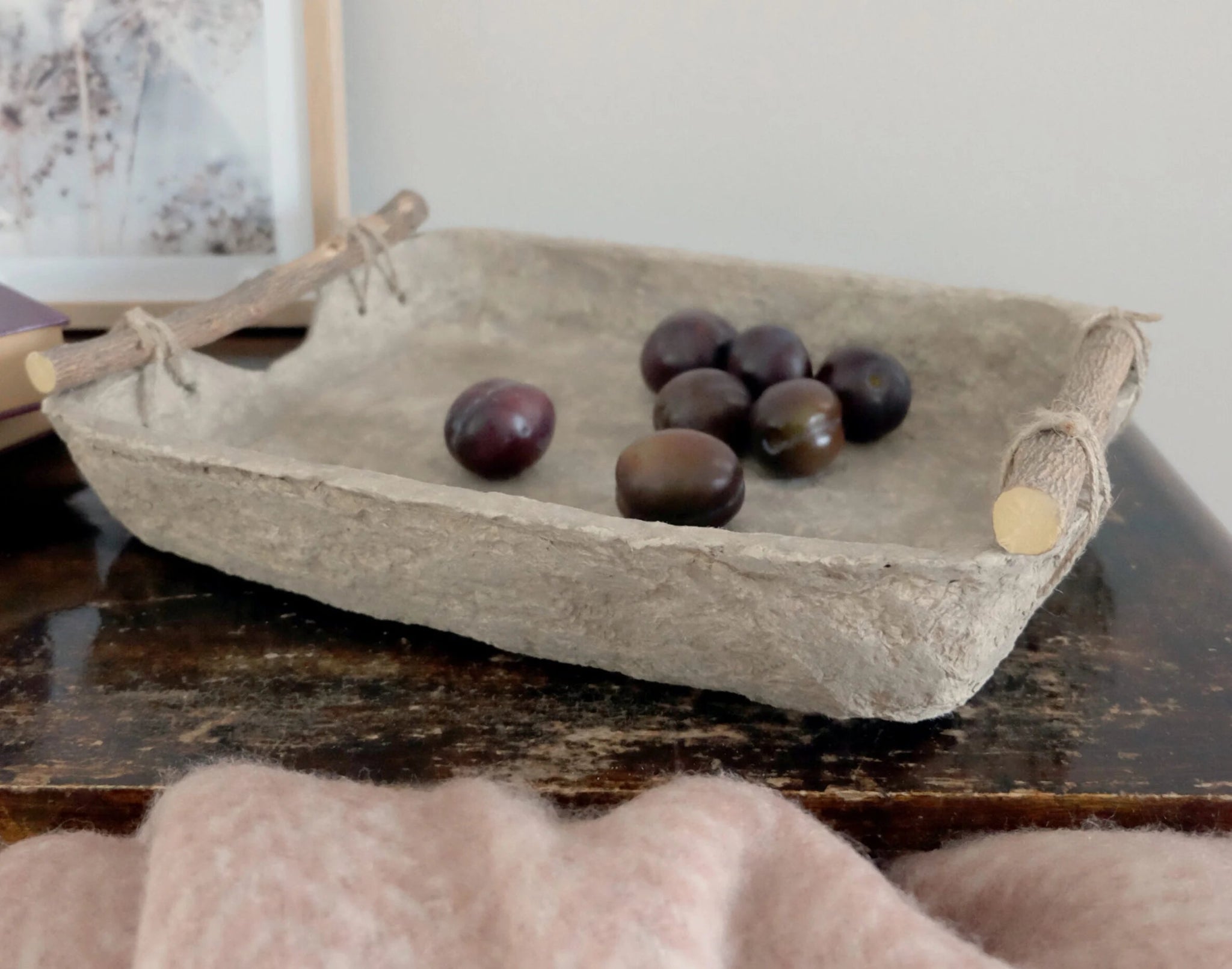 Rouheapintainen Chad-tarjotin paperimassasta – 34×28×5 cm, ruskea