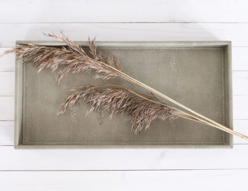 Hiekanvärinen keinonahkatarjotin Sting – 38×19×3,5 cm, himmeä pinta