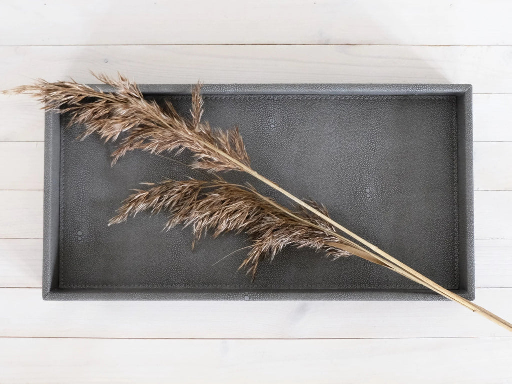 Antrasiitinvärinen keinonahkatarjotin Sting – 38×19×3,5 cm, himmeä pinta