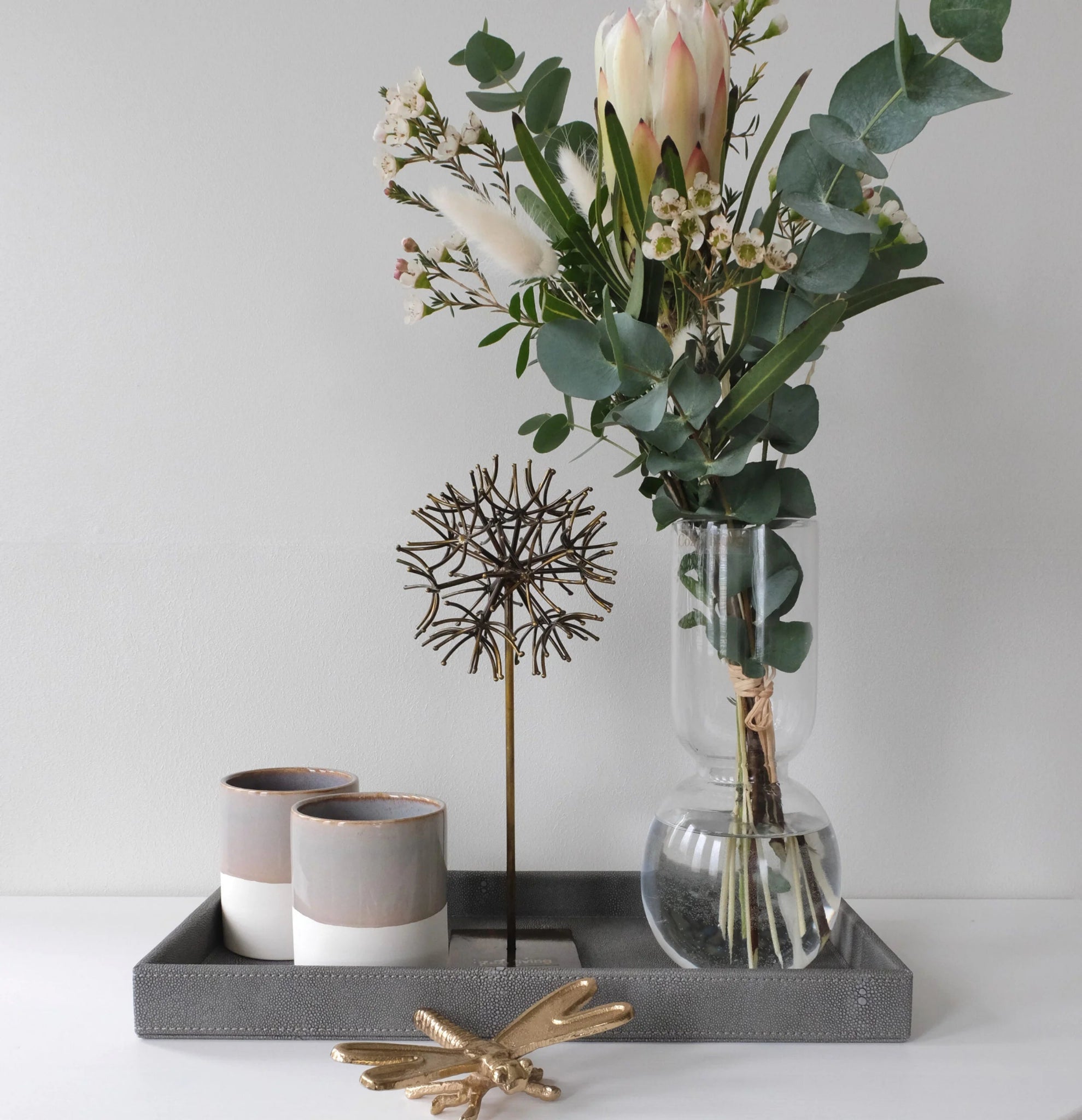 Sting-tarjotin pöydällä sisustusasetelmassa – antrasiitti Mojoo sisustustarjotin