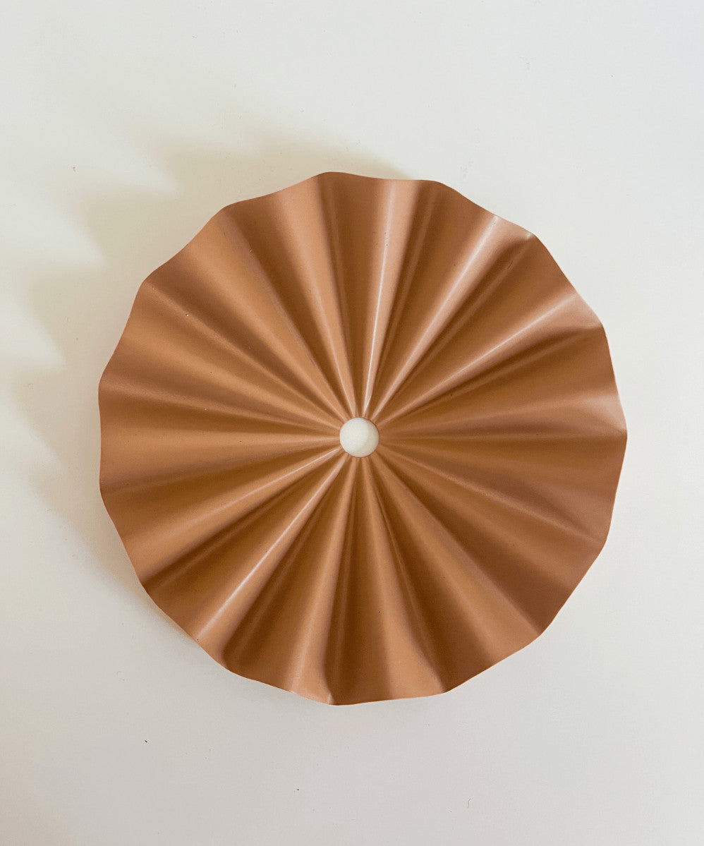 Tarjotin Vekki ylhäältä – toffeenruskea pyöreä keraaminen tarjotin aaltoileva pinta Razzo Studio