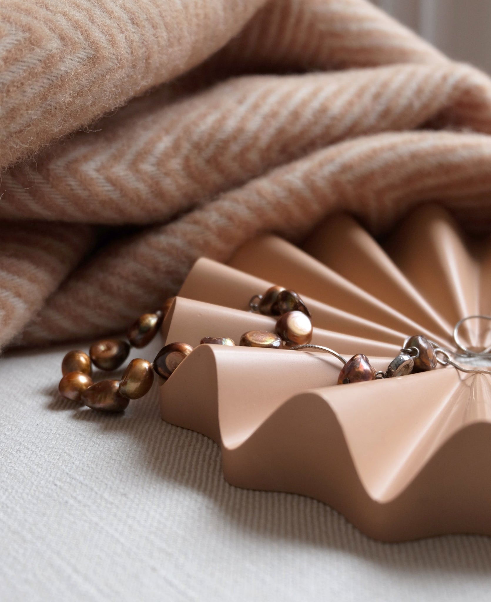 Tarjotin Vekki sivulta lähikuva – toffeenruskea keramiikka aaltoileva pinta korkeus 3 cm detalji