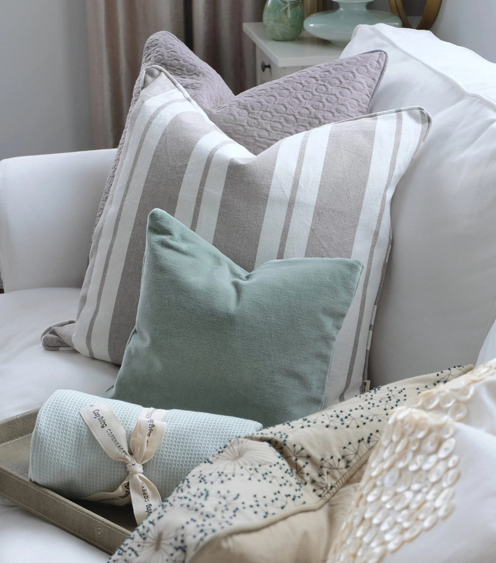 Elsa-torkkupeitto sohvalla – mintunvihreä kesäinen puuvillainen peitto