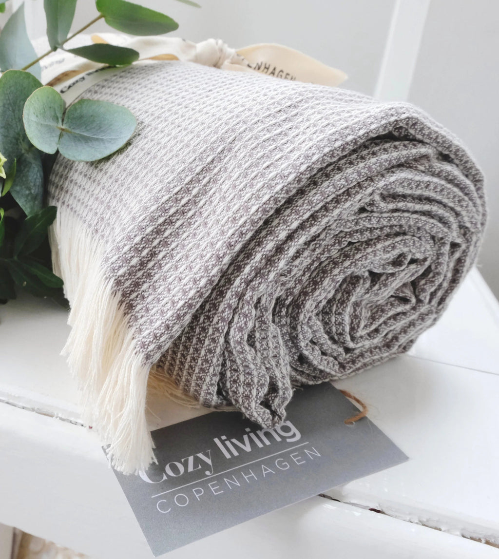 Cozy Living Elsa -torkkupeitto sivulta – taupe puuvilla, vohvelikuvio
