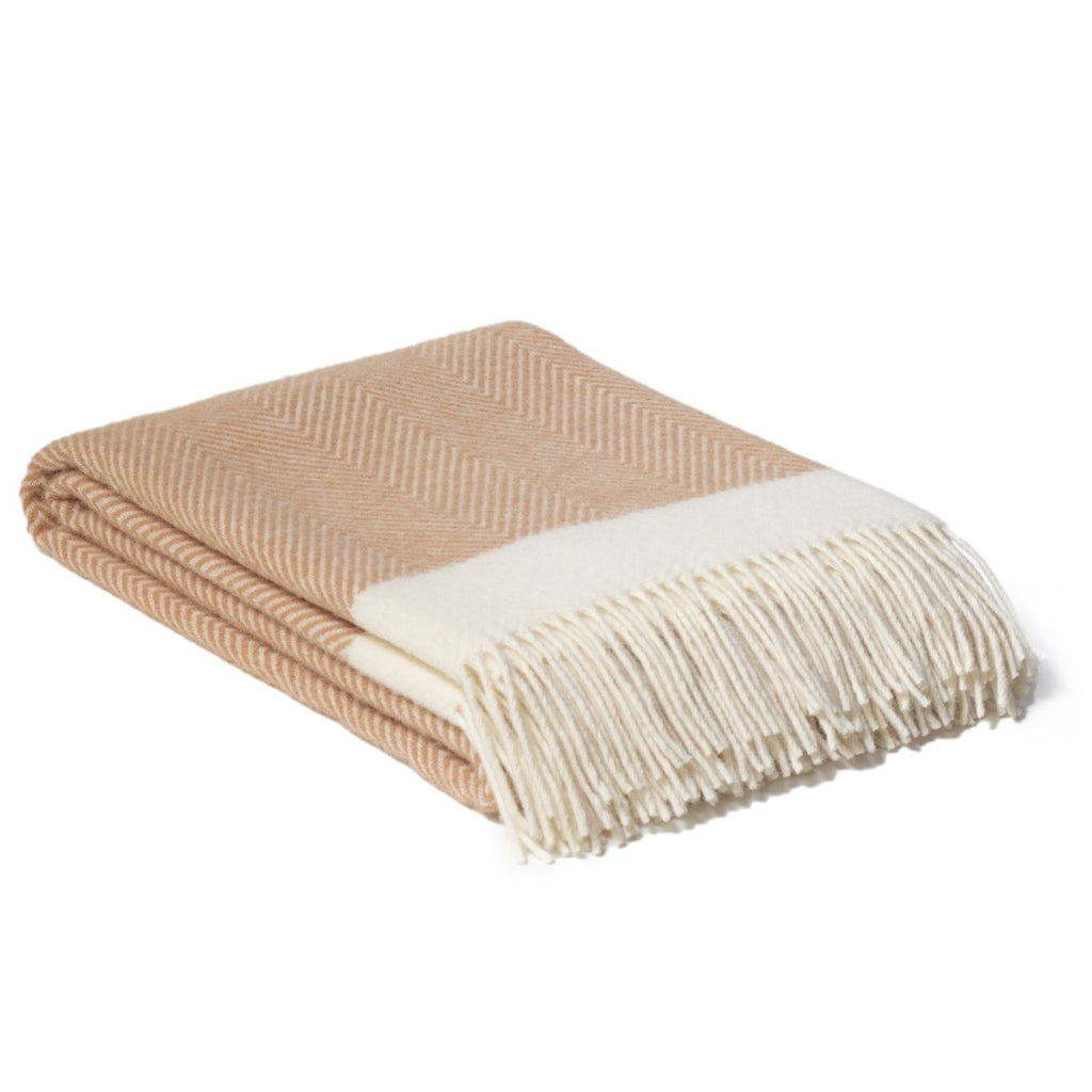 Torkkupeitto Florence vaaleanruskea taiteltuna valkoisella taustalla kalanruoto hapsut 200×140 cm – MoST Blankets