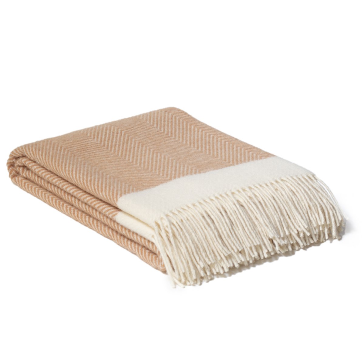 Torkkupeitto Florence vaaleanruskea taiteltuna valkoisella taustalla kalanruoto hapsut 200×140 cm – MoST Blankets