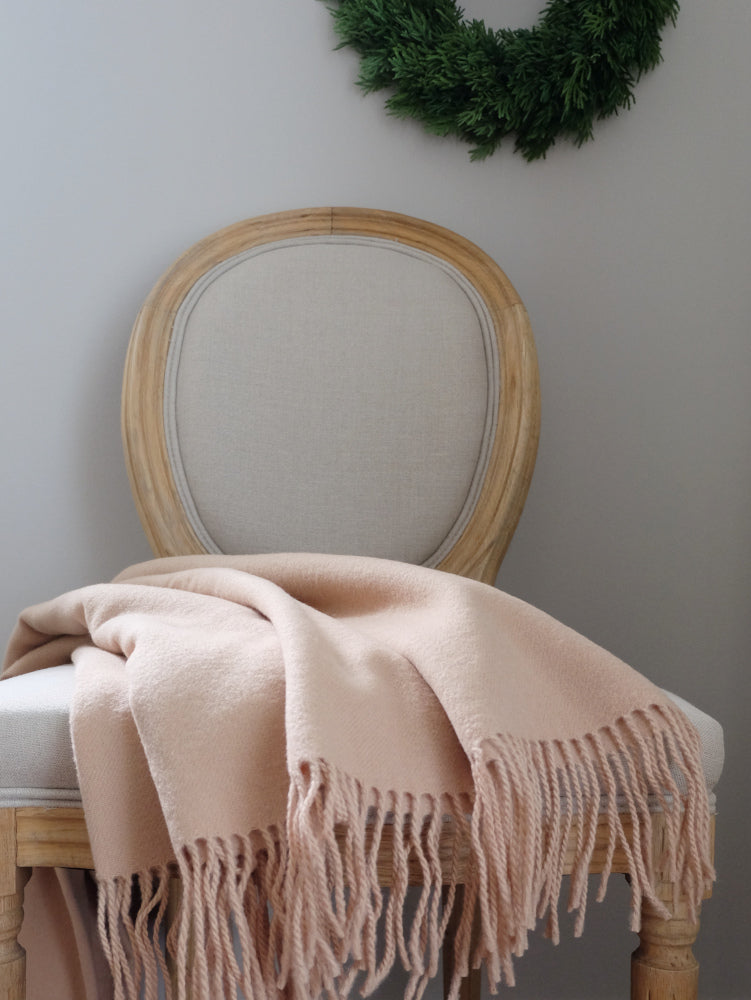MoST Blankets Rio beigeruskea -torkkupeitto levitettynä tuolilla– 100 % villapeitto 200x140 cm