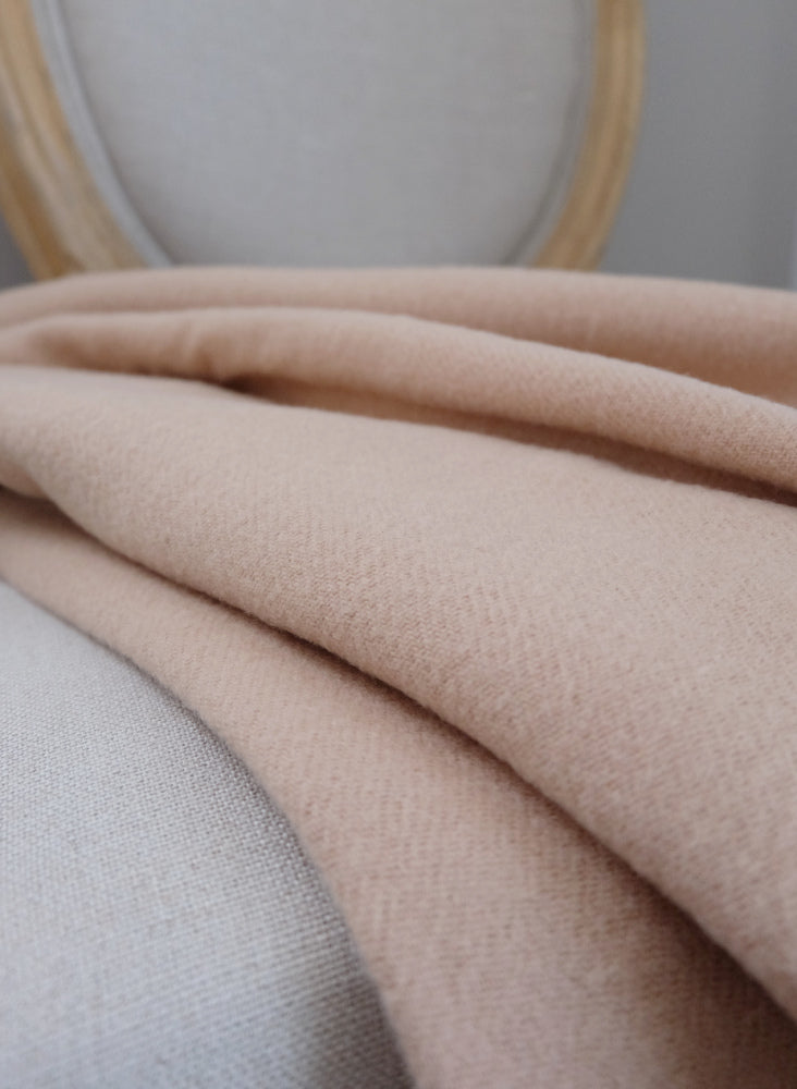 Rio beigeruskea -viltin pintarakenne lähikuvassa – 100 % lampaanvillaa, MoST Blankets