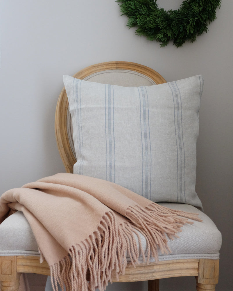 Rio beigeruskea -torkkupeitto sohvalla – beigeruskea villapeitto sisustuksessa, MoST Blankets