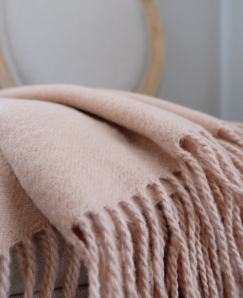 Rio beigeruskea -torkkupeiton hapsut lähikuvassa – MoST Blankets, lämmin villapeitto