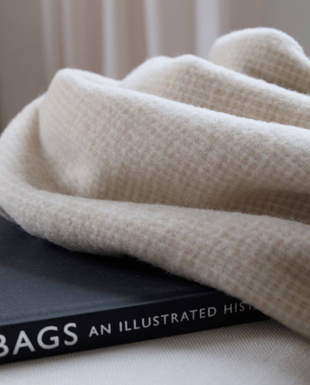 Torkkupeitto Portofino lähikuva – luonnonvalkoinen merinovilla tekstuuri pehmeä laskeutuvuus