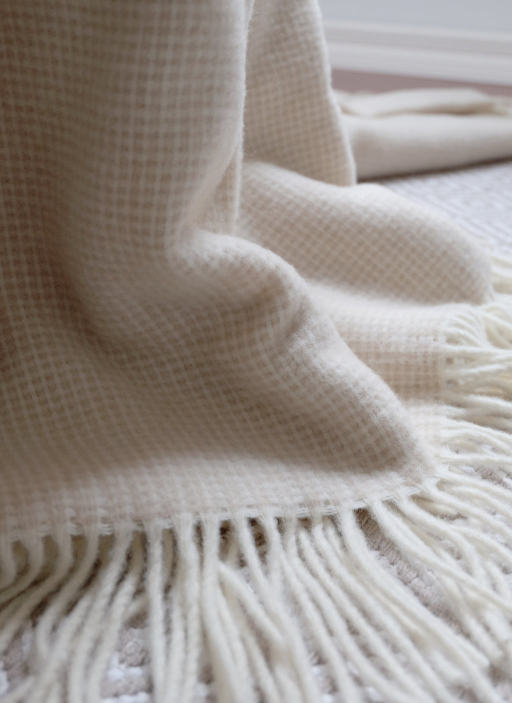 Torkkupeitto Portofino yksityiskohta reunasta – merinovilla kudos luonnonvalkoinen laatu