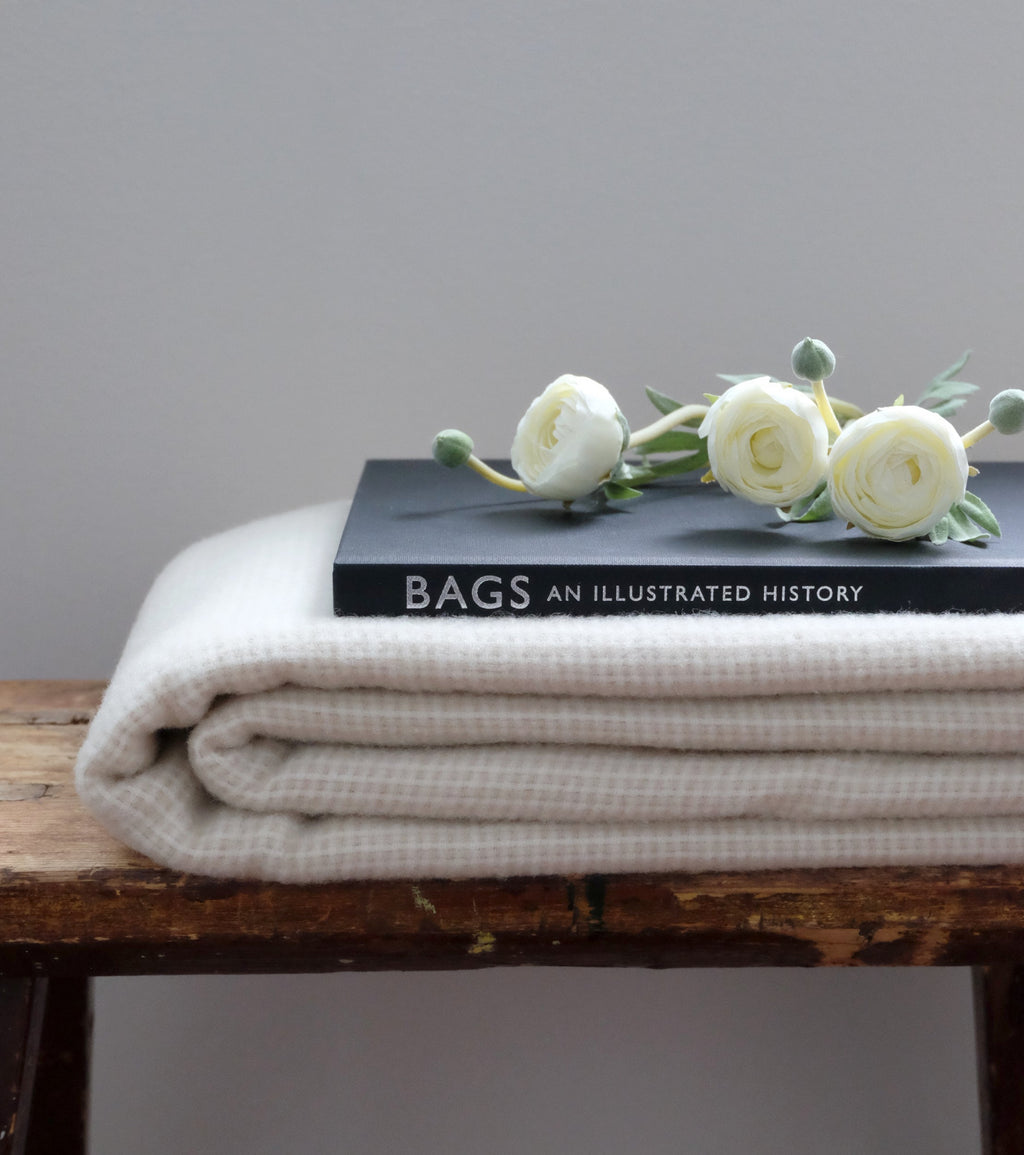 Torkkupeitto Portofino taiteltuna – luonnonvalkoinen merinovillainen torkkupeitto detalji