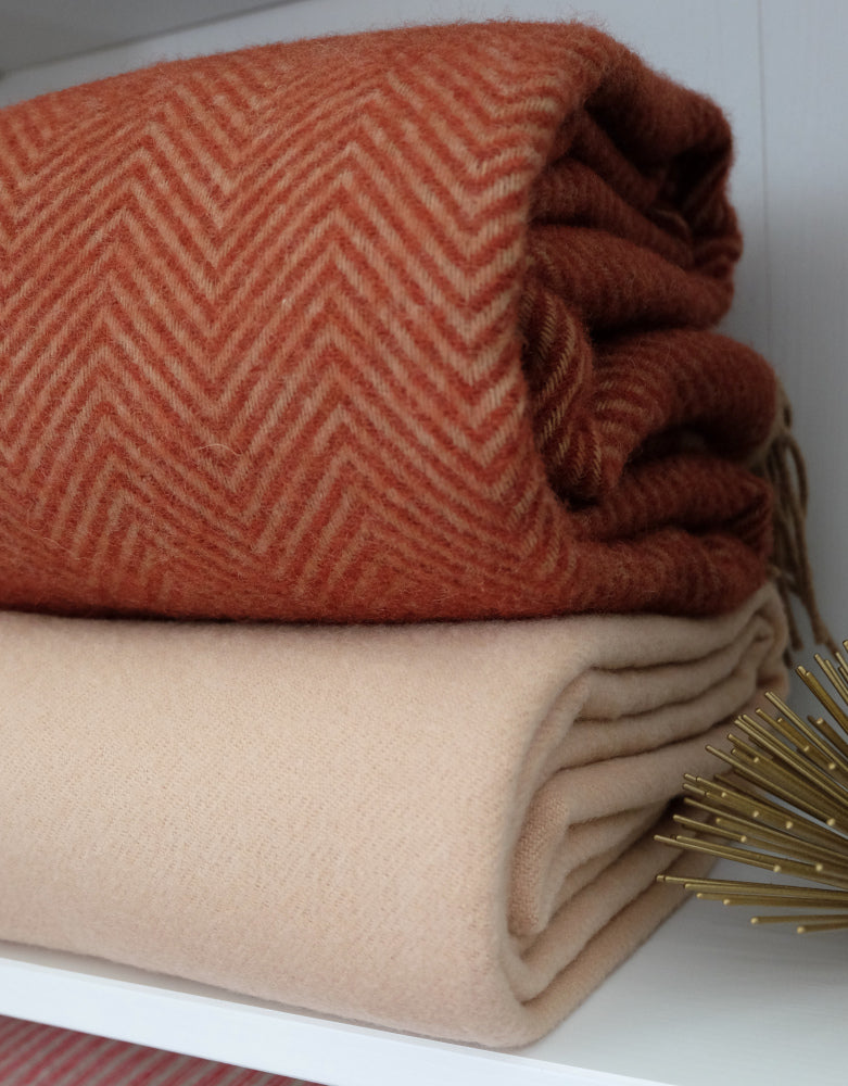 Denver terra -torkkupeitto taiteltuna – MoST Blankets, geometrinen villapeitto